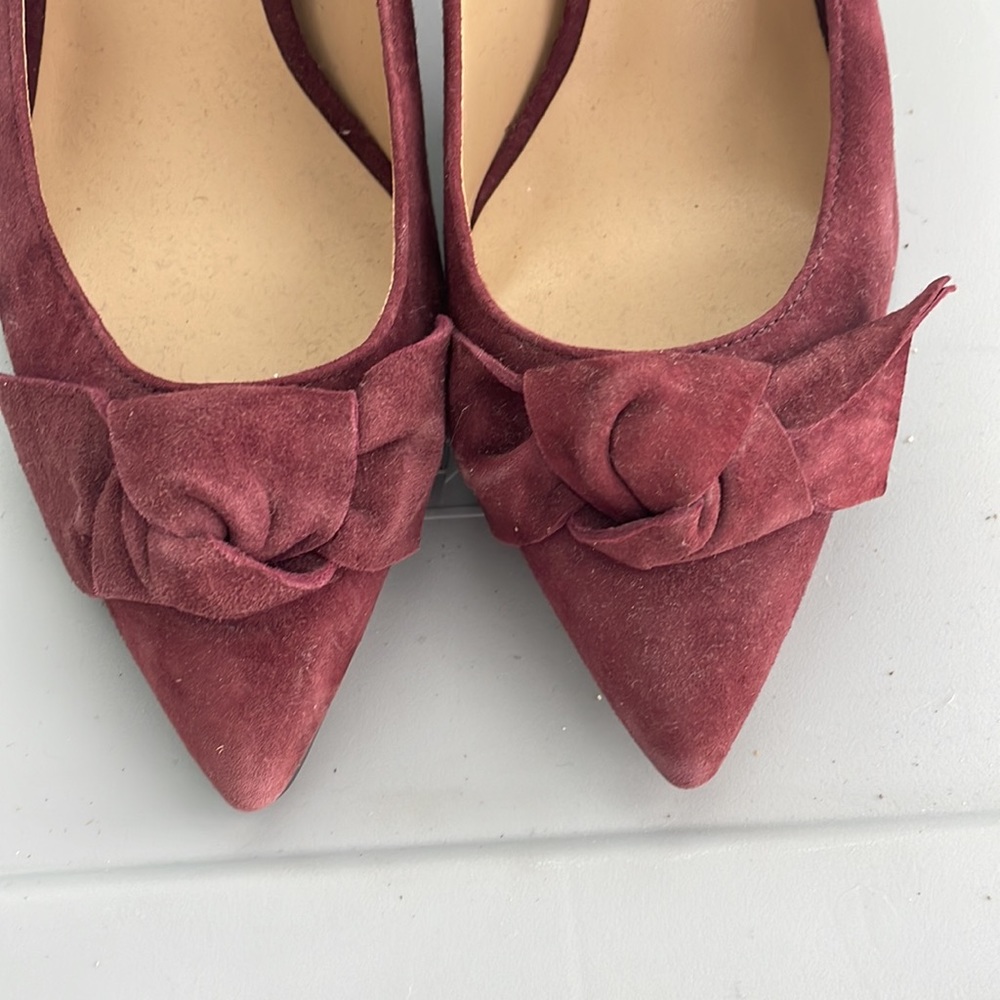 NWT ann Taylor maroon suede heels with bow on toes. Size 6.5 - Picture 3 of 5